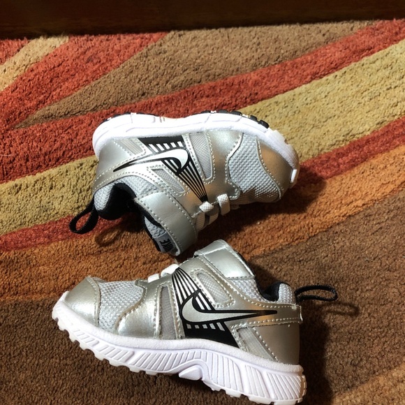 Nike Dart 10 Toddler Shoe Sneakers - Picture 4 of 8